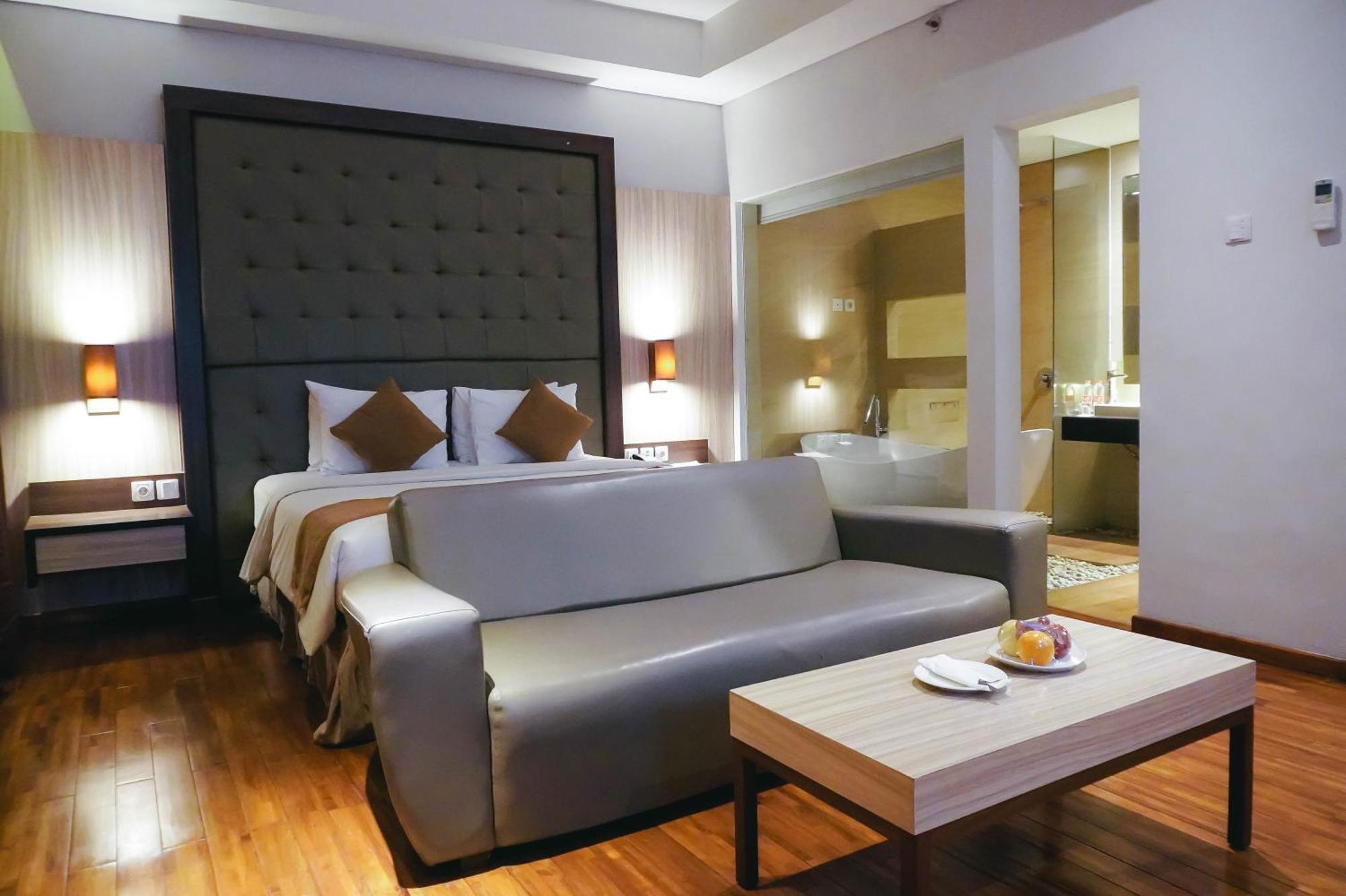 Crystal Lotus Hotel Yogyakarta Melati Exterior photo